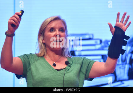 La romancière anglaise Lucy Hawking, fille de feu le physicien théorique Stephen Hawking et écrivain Jane Wilde, Hawking parle lors d'un des e Banque D'Images