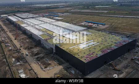 --FILE--l'Gigafactory Tesla 3 est en construction à Lingang, Pudong New Area, Shanghai, Chine, le 9 juin 2019. De retour dans le milieu de mars, le travail Banque D'Images