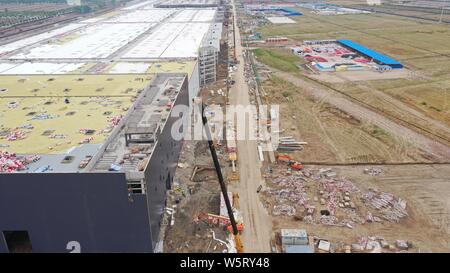 --FILE--l'Gigafactory Tesla 3 est en construction à Lingang, Pudong New Area, Shanghai, Chine, le 9 juin 2019. De retour dans le milieu de mars, le travail Banque D'Images