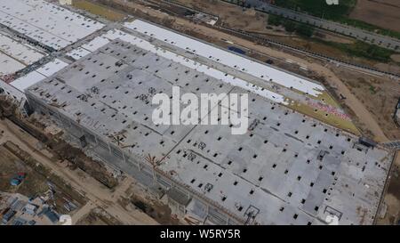 --FILE--l'Gigafactory Tesla 3 est en construction à Lingang, Pudong New Area, Shanghai, Chine, le 9 juin 2019. De retour dans le milieu de mars, le travail Banque D'Images