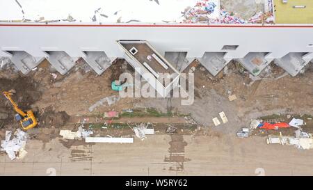 --FILE--l'Gigafactory Tesla 3 est en construction à Lingang, Pudong New Area, Shanghai, Chine, le 9 juin 2019. De retour dans le milieu de mars, le travail Banque D'Images