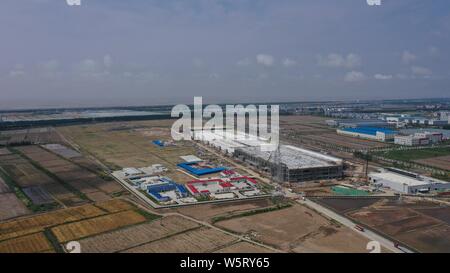 --FILE--l'Gigafactory Tesla 3 est en construction à Lingang, Pudong New Area, Shanghai, Chine, le 9 juin 2019. De retour dans le milieu de mars, le travail Banque D'Images