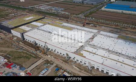 --FILE--l'Gigafactory Tesla 3 est en construction à Lingang, Pudong New Area, Shanghai, Chine, le 9 juin 2019. De retour dans le milieu de mars, le travail Banque D'Images