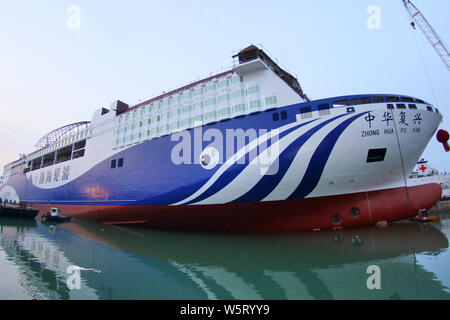 L'Asie la plus grande-fonction ro-ro (roll-on roll-off) croisière navire 'Zhong Hua Fu Xing' est amarré au Nangang Bay, dans la ville de Rongcheng, Weihai cit Banque D'Images