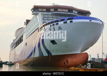 L'Asie la plus grande-fonction ro-ro (roll-on roll-off) croisière navire 'Zhong Hua Fu Xing' est amarré au Nangang Bay, dans la ville de Rongcheng, Weihai cit Banque D'Images