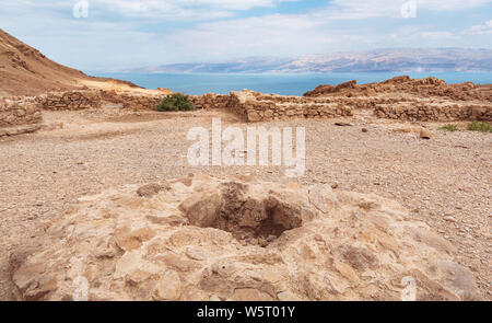 Ruines du temple de l'époque chalcolithique donnent sur la mer Morte en guédi ci-dessus avec les montagnes de moav Jordanie dans l'arrière-plan Banque D'Images