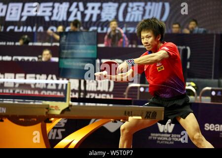 Lin Gaoyuan de Chine renvoie un shot de Dimitrij Ovtcharov de l'Allemagne dans le deuxième tour de masculin au cours de la Seamaster 2019 mondial de l'ITTF T Banque D'Images