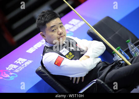 Ding Junhui de Chine a réagit comme il fait concurrence à l'encontre de l'Autriche dans le groupe un match pendant la Coupe du monde de snooker 2019 Beverly à Wuxi city, est de la Chine. Banque D'Images