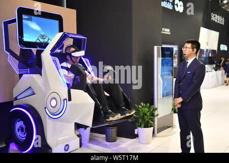 Un visiteur essaye un appareil VR via réseau 5G au cours du premier Forum sur la coopération Chine-PECO à Ningbo City, Zhejiang Province de Chine orientale, 9 juin 20 Banque D'Images