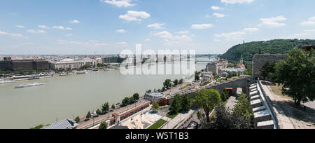 Autour de Budapest - une vue panoramique sur le Danube à l'image du château de Buda Banque D'Images