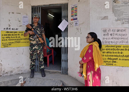 Patna, Bihar, Inde - le 19 mai 2019 : un personnel de sécurité garde les bulletins de prix tandis que l'électeur attend son tour à l'extérieur de l'isoloir. Banque D'Images