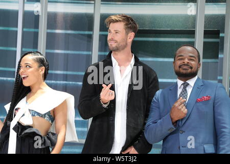 (De gauche) actrice et chanteuse américaine, Tessa Thompson, l'acteur australien Chris Hemsworth, et réalisateur américain F. Gary Gray assister à l'avant-première Banque D'Images