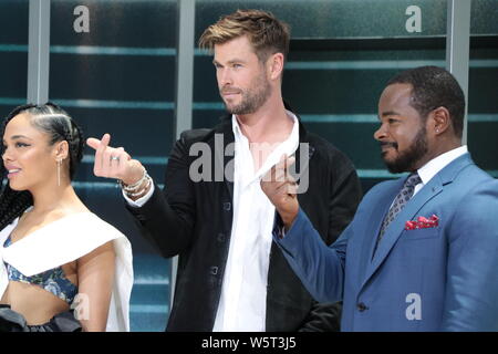 (De gauche) actrice et chanteuse américaine, Tessa Thompson, l'acteur australien Chris Hemsworth, et réalisateur américain F. Gary Gray assister à l'avant-première Banque D'Images