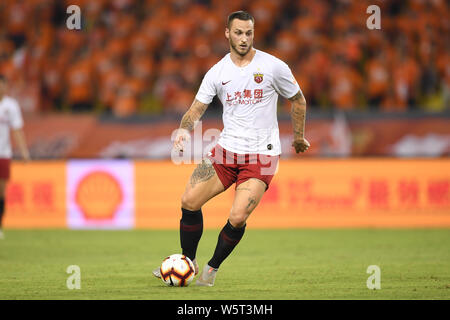 Joueur de football autrichien Marko Arnautovic de Shanghai EPOP dribbles contre Wuhan Zall dans leur 20e match au cours de l'Association de football chinoise 2019 Super League (CSL) dans la ville de Wuhan, province du Hubei en Chine centrale, 28 juillet 2019. Shanghai EPOP joué tirer à Wuhan Zall 1-1. Banque D'Images