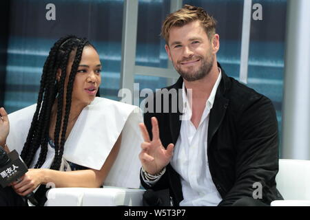 Actrice et chanteuse américaine, Tessa Thompson, à gauche, et l'acteur australien Chris Hemsworth assister à la première manifestation pour nouveau film "Les hommes en noir : Internat Banque D'Images