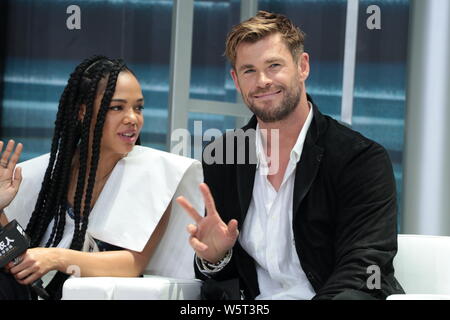 Actrice et chanteuse américaine, Tessa Thompson, à gauche, et l'acteur australien Chris Hemsworth assister à la première manifestation pour nouveau film "Les hommes en noir : Internat Banque D'Images