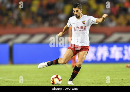 Joueur de football ouzbek Odil Ahmedov de Shanghai EPOP dribbles contre Wuhan Zall dans leur 20e match au cours de l'Association de football chinoise 2019 Super League (CSL) dans la ville de Wuhan, province du Hubei en Chine centrale, 28 juillet 2019. Shanghai EPOP joué tirer à Wuhan Zall 1-1. Banque D'Images