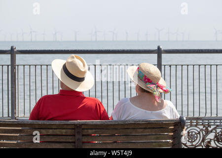 Sex météo à Skegness. Les gens à l'extrémité de la jetée. Banque D'Images