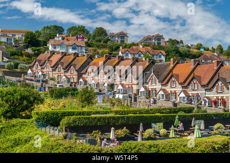 Une rangée de cottages pittoresques le long de 'Les Prés' dans l'est du Devon village balnéaire de la bière. Banque D'Images