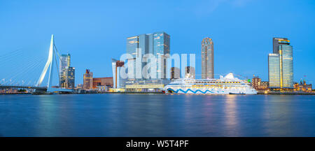 Vue panoramique de la ville de Rotterdam avec pont Erasmus à Rotterdam, Pays-Bas. Banque D'Images