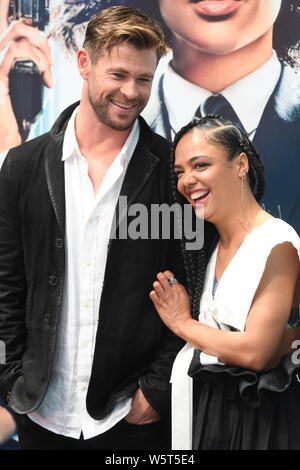 Actrice et chanteuse américaine, Tessa Thompson, droite, et l'acteur australien Chris Hemsworth assister à la première manifestation pour nouveau film "Les hommes en noir : Interna Banque D'Images