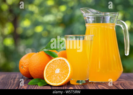 Le jus d'orange dans le verre et pichet Banque D'Images