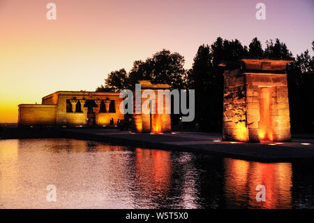 Allumé en Temple de Debod, vu au coucher du soleil. Ancien Temple égyptien qui a été démonté et reconstruit à Madrid, Espagne. A fait don en 1968 et reconstruit Banque D'Images