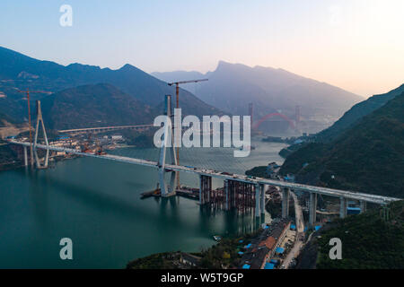 Vue aérienne du dernier pont pont du Xiangxi Yangtze River Bridge en cours d'installation dans le comté de Zigui, Yichang city, le centre de la Chine, de la province du Hubei Banque D'Images