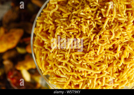 Close up d'un bol d'Aloo Bhujia namkeen Banque D'Images