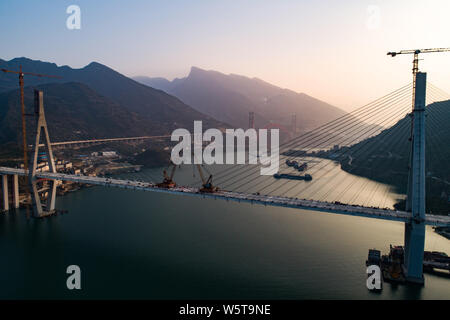 Vue aérienne du dernier pont pont du Xiangxi Yangtze River Bridge en cours d'installation dans le comté de Zigui, Yichang city, le centre de la Chine, de la province du Hubei Banque D'Images