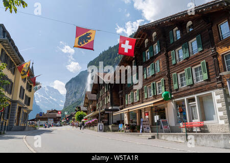 Grindelwald, Suisse - le 21 juillet 2019 : le Village et drapeaux Banque D'Images