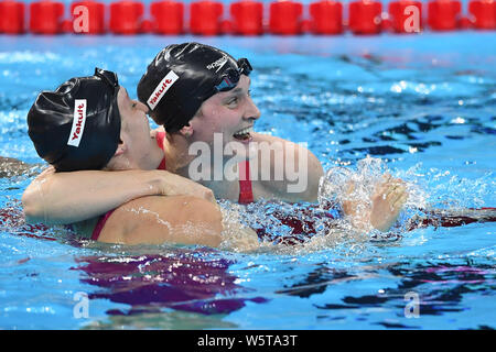 Annie Lazor des USA, droite, célèbre après avoir remporté le 200 m brasse Femmes lors de la 14e finale aux Championnats du Monde de Natation FINA (25m) dans la région de Han Banque D'Images