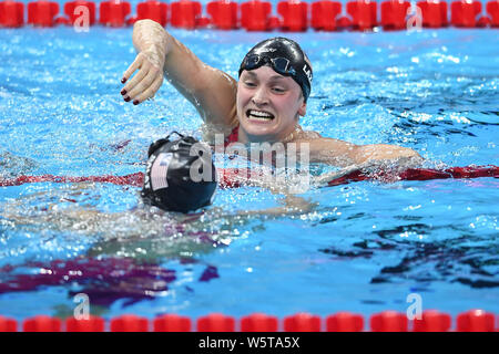 Annie Lazor des USA, droite, célèbre après avoir remporté le 200 m brasse Femmes lors de la 14e finale aux Championnats du Monde de Natation FINA (25m) dans la région de Han Banque D'Images