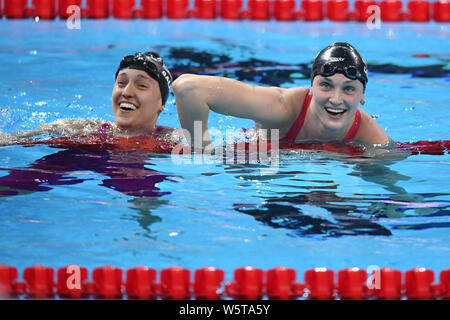 Annie Lazor des USA, droite, célèbre après avoir remporté le 200 m brasse Femmes lors de la 14e finale aux Championnats du Monde de Natation FINA (25m) dans la région de Han Banque D'Images