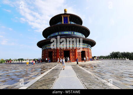 --FILE--touristes visitent la salle de prière pour les bonnes récoltes au Temple du Ciel, Tiantan, également connu sous le nom de Beijing, Chine, 25 juillet 2018. Banque D'Images