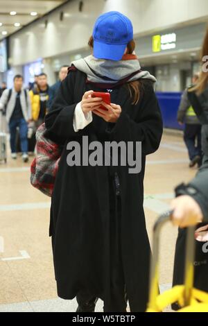 L'actrice chinoise Zhao Wei arrive à l'Aéroport International de Pékin à Beijing, Chine, 17 décembre 2018. Banque D'Images