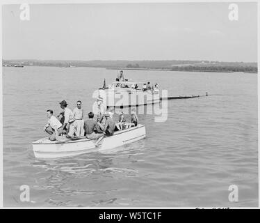 Photo prise lors d'une croisière que le président Truman a pris sur le yacht présidentiel Williamsburg sur le fleuve Potomac, évidemment. Cette photo montre une barque et un bateau de la police métropolitaine. Banque D'Images