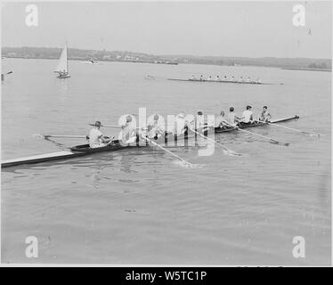 Photo prise lors d'une croisière qui s'est le Président Truman sur le yacht présidentiel Williamsburg, évidemment sur le fleuve Potomac. Cette photo montre une course entre les équipes d'aviron. Banque D'Images