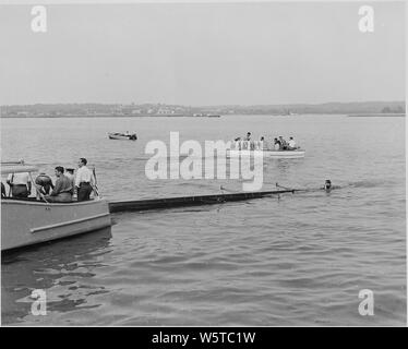 Photo prise lors d'une croisière que le président Truman a pris sur le yacht présidentiel Williamsburg, évidemment dans le fleuve Potomac. Cette photo montre une barque remplie de personnes non identifiées. Banque D'Images