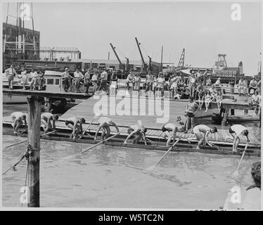 Photo prise lors d'une croisière que le président Truman a pris sur le yacht présidentiel Williamsburg, évidemment dans le fleuve Potomac. Une photo montre l'équipe d'aviron arrivant à quai, avec foule d'attente permanente. Banque D'Images