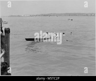 Photo prise lors d'une croisière le président Truman a pris sur le yacht présidentiel Williamsburg, évidemment dans le fleuve Potomac. C'est une vue d'une course d'aviron dans laquelle une équipe a a chaviré dans l'eau. Banque D'Images