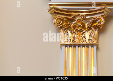 Le luxe classique, fragment de l'intérieur de la colonne décorative avec portique sculpté doré Banque D'Images