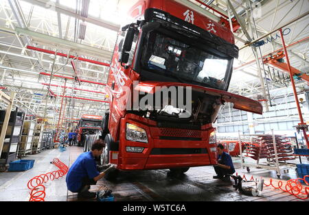 --FILE--travailleurs chinois assembler des camions lourds de Jiefang sur la chaîne de montage dans une usine de FAO dans la ville de Qingdao, province du Shandong en Chine de l'Est, 29 Se Banque D'Images