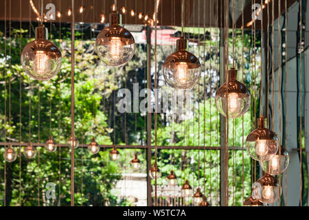 Fragment intérieur moderne résumé. L'éclairage moderne stylisé vintage avec des lampes à LED en couleur or ronde abat-jour Banque D'Images