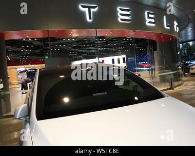 --FILE--Vue intérieure d'un magasin concessionnaire de carmaker électrique Tesla à Wuhan, province du Hubei en Chine centrale, 27 octobre 2018. Electric carm Banque D'Images