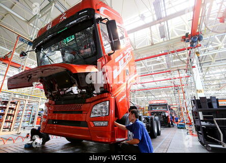 --FILE--travailleurs chinois assembler des camions lourds de Jiefang sur la chaîne de montage dans une usine de FAO dans la ville de Qingdao, province du Shandong en Chine de l'Est, 29 Se Banque D'Images