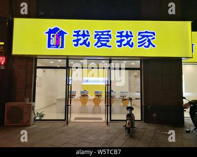 --FILE--Vue d'un magasin d'un cabinet de propriété chinoise 5i5j Real Estate Brokerage dans Shanghai, la Chine de l'est de la province de Jiangsu, 2 septembre 2018. Chines Banque D'Images