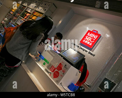 - Un fichier clients--shop dans un magasin de détail à faible coût et la variété de la chaîne de magasin Miniso dans la ville de Guangzhou, province du Guangdong en Chine du sud, le 30 octobre Banque D'Images