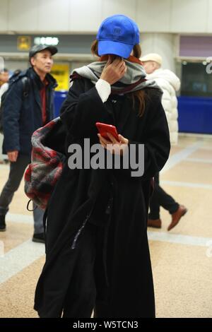 L'actrice chinoise Zhao Wei arrive à l'Aéroport International de Pékin à Beijing, Chine, 17 décembre 2018. Banque D'Images