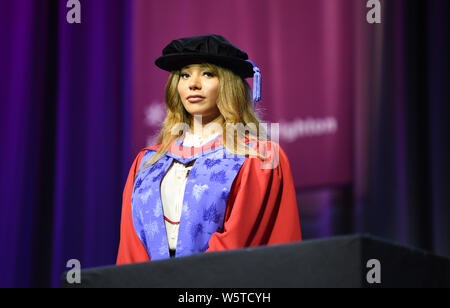 Brighton UK 30 Juillet 2019 - célèbre modèle transgenre Munroe Bergdorf parlant après avoir reçu un doctorat honorifique en lettres à l'Université de Brighton cérémonie aujourd'hui à partir de la vice-chancelière Professeur Debra Humphris . Crédit photo : Simon Dack / Alamy Live News Banque D'Images